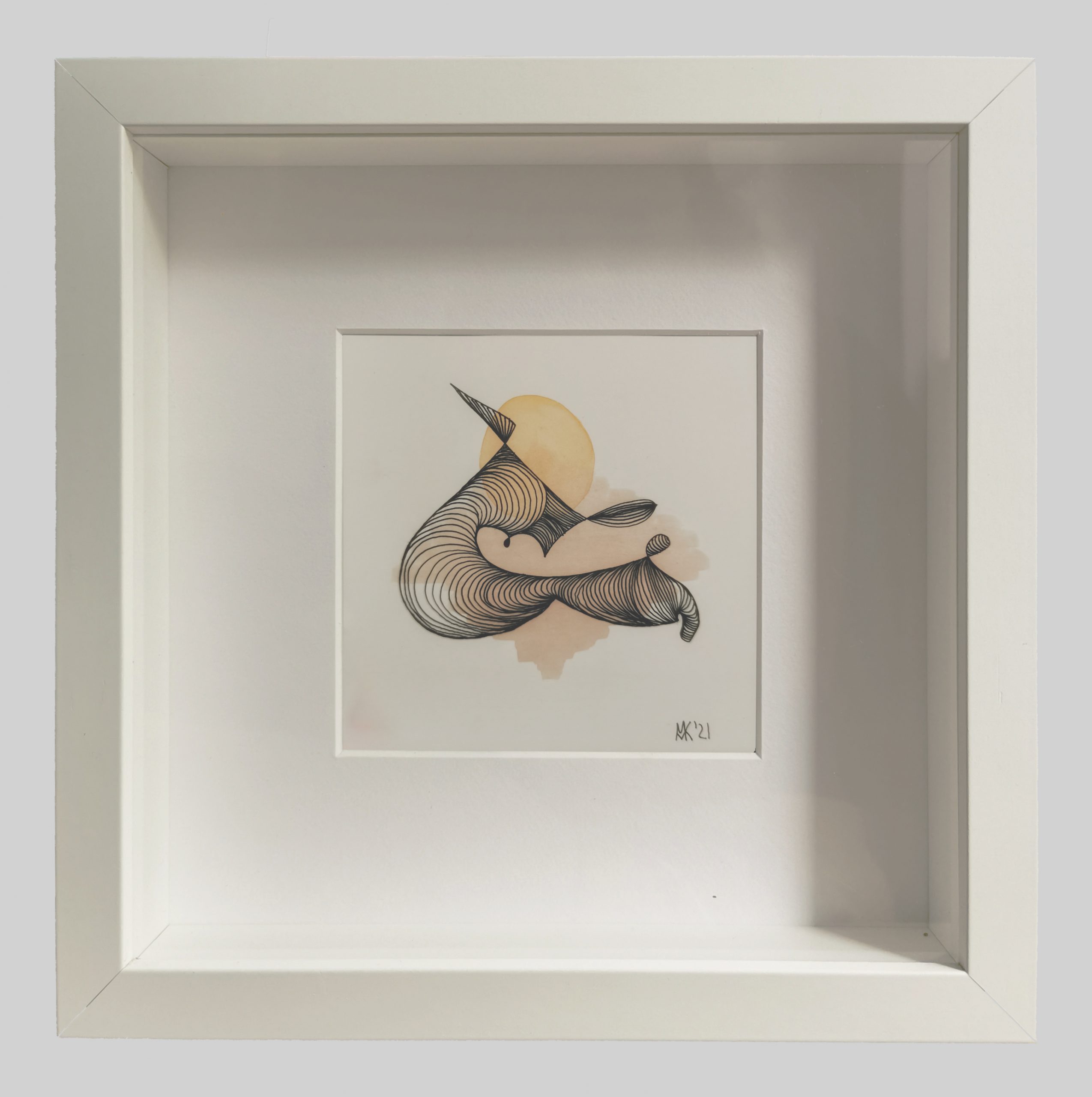Mini-Aquarell „Still Stable“ von Marcela M. Kozlik – zwei ineinander lehnende Linienwellen vor goldgelber Sonne, 11 × 11 cm, 2021, gerahmt