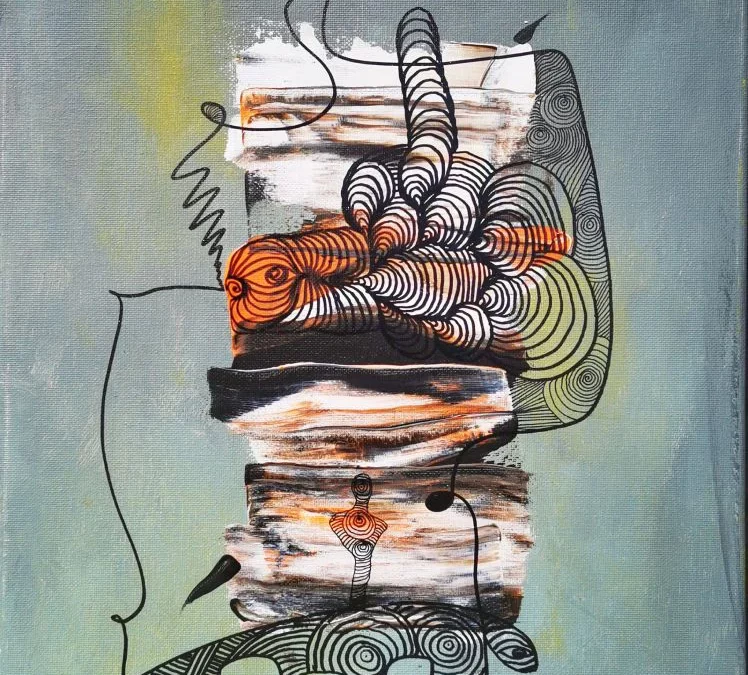 Abstraktes Acrylbild „Bedacht“ von Marcela M. Kozlik – gestapelte Figur mit dichtem orange-schwarzem Ornamentgeflecht auf staubblauem Grund